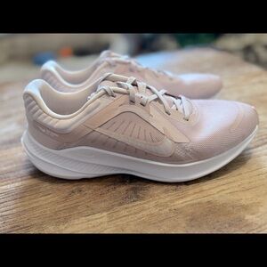 Nike Quest Running shoe pale pink size 9